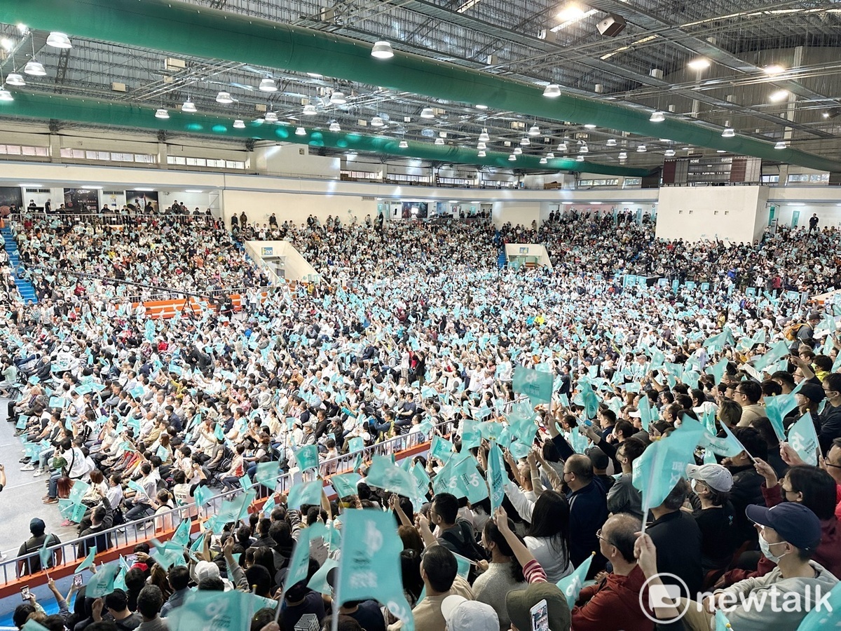 民眾黨支持者今（19）天塞爆了TeamKP誓師大會會場。 圖：張良一/攝