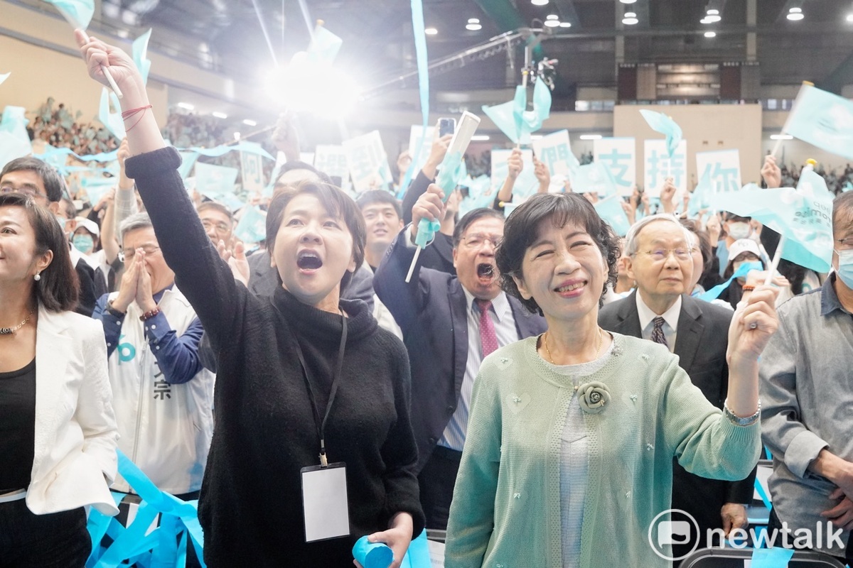 台灣民眾黨總統候選人柯文哲今（19）日在Team KP誓師大會上，當著現場數千支持者，以激動的口吻說，將繼續以台灣民眾黨總統候選人身份參選到底，柯文哲夫人陳佩琪、柯辦總幹事黃珊珊聽到時激動不已！ 圖：張良一/攝