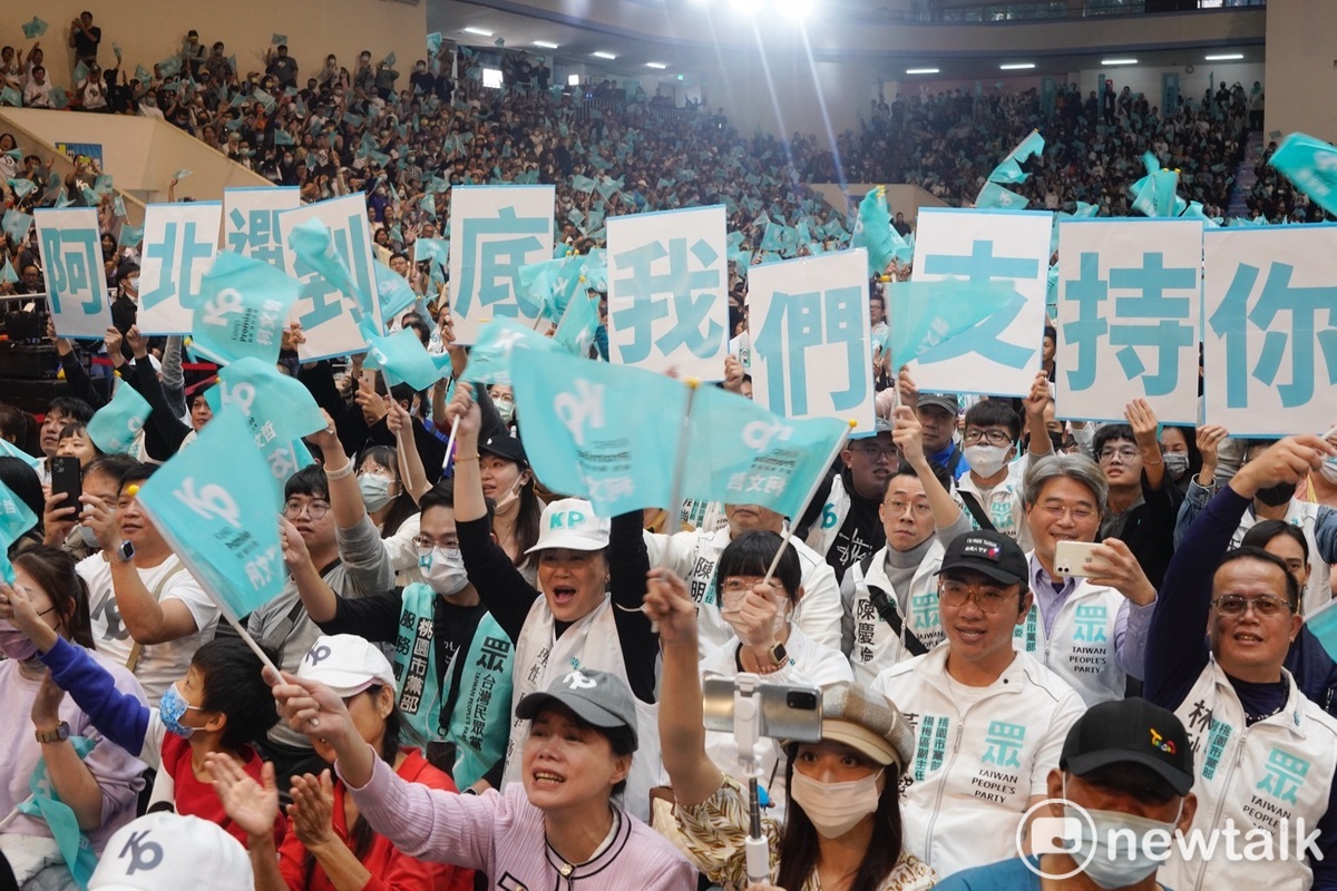台灣民眾黨總統候選人柯文哲今（19）天在Team KP誓師大會上，當著現場數千支持者，以激動的口吻說，將繼續以台灣民眾黨總統候選人身份參選到底，現場支持者聞訊激動不已！ 圖：張良一/攝