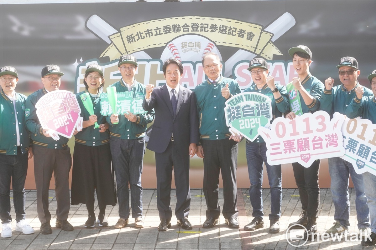 民進黨總統參選人賴清德、立法院長游錫堃陪同新北市12選區立委候選人到新北市選委會禁行聯合登記 。 圖：張良一/攝