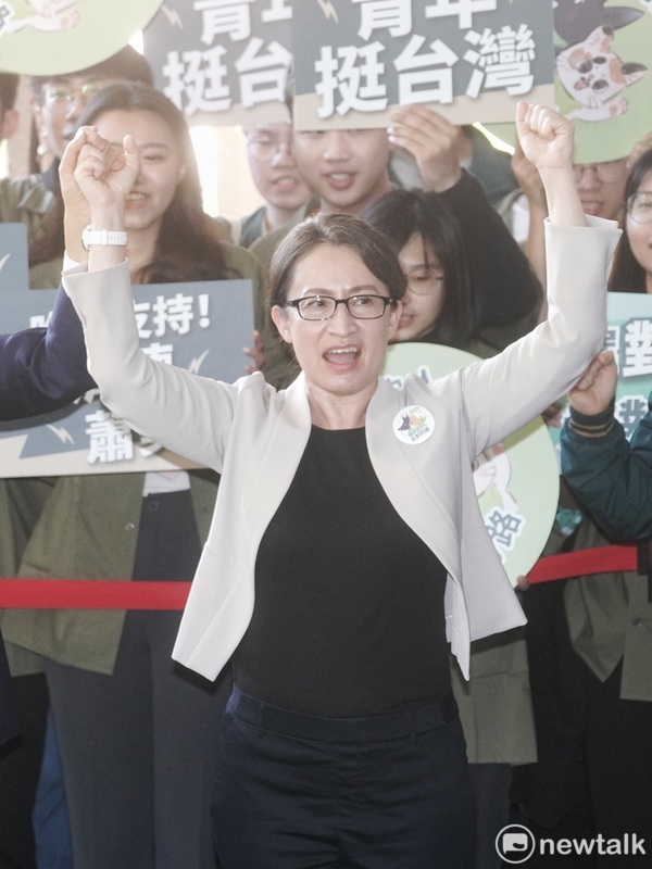 民進黨正、副總統參選人賴清德、蕭美琴前往中選會登記後，與支持者一起喊凍蒜。圖為蕭美琴。 圖：張良一/攝