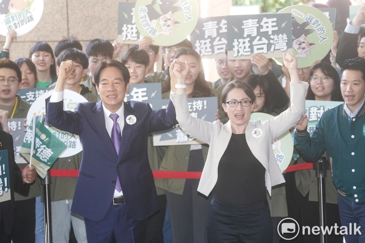 民進黨正、副總統參選人賴清德、蕭美琴前往中選會登記後，與支持者一起喊凍蒜。 圖：張良一/攝