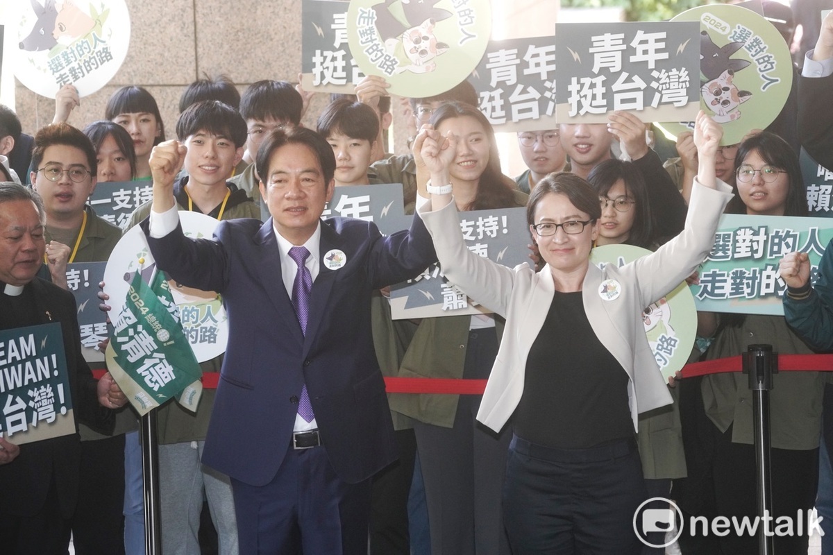 民進黨正、副總統參選人賴清德、蕭美琴前往中選會登記後，與支持者一起喊凍蒜。 圖：張良一/攝
