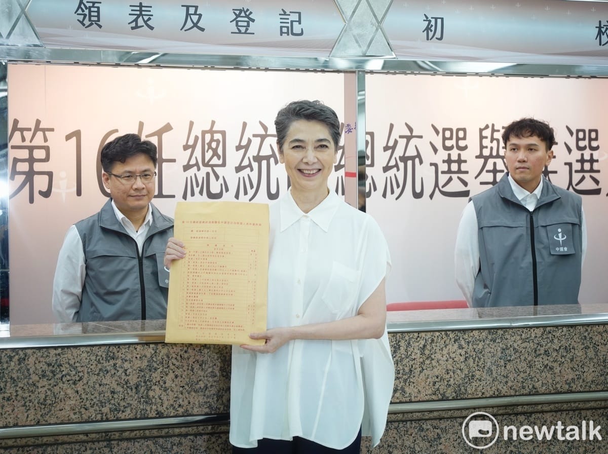 副總統擬參選人賴佩霞前往中選會領表。 圖：張良一/攝