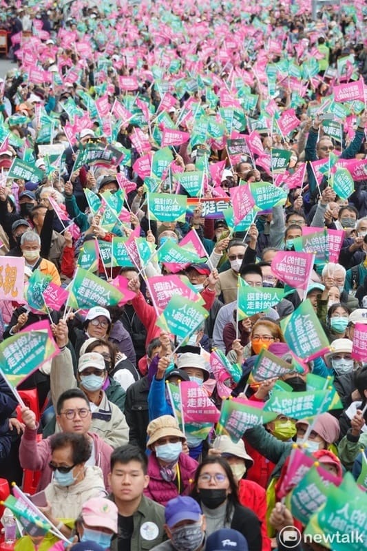 民進黨總統候選人賴清德全國暨台北市競總今舉行成立造勢大會，競總前擠滿了支持者。 圖：張良一/攝