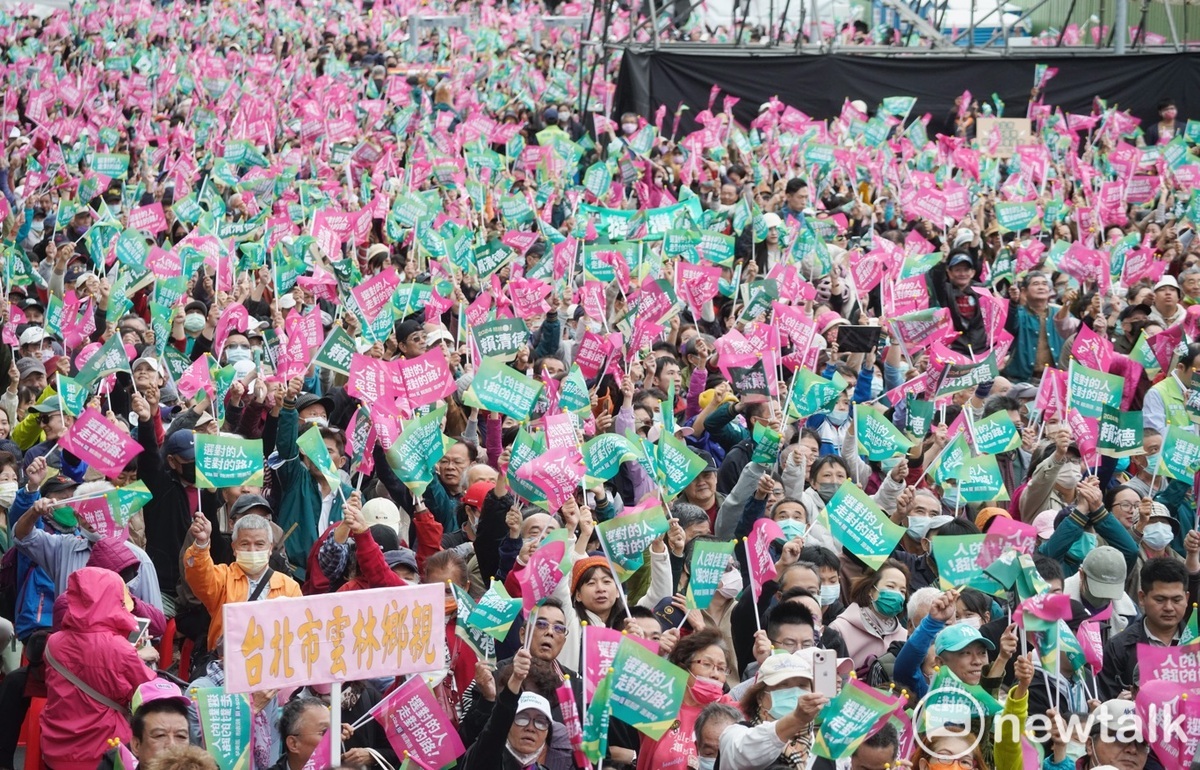 民進黨總統候選人賴清德全國暨台北市競總今舉行成立造勢大會，競總前擠滿了支持者。 圖：張良一/攝