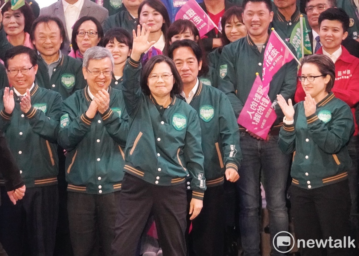 總統蔡英文在民進黨總統候選人賴清德全國暨台北市競總造勢大會上支持者揮手致意。 圖：張良一/攝
