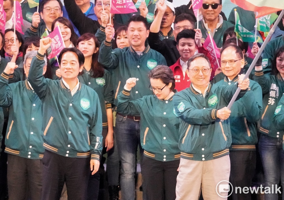 民進黨總統候選人賴清德在全國暨台北市競總造勢大會上授旗給競總主任委員姚立明。 圖：張良一/攝