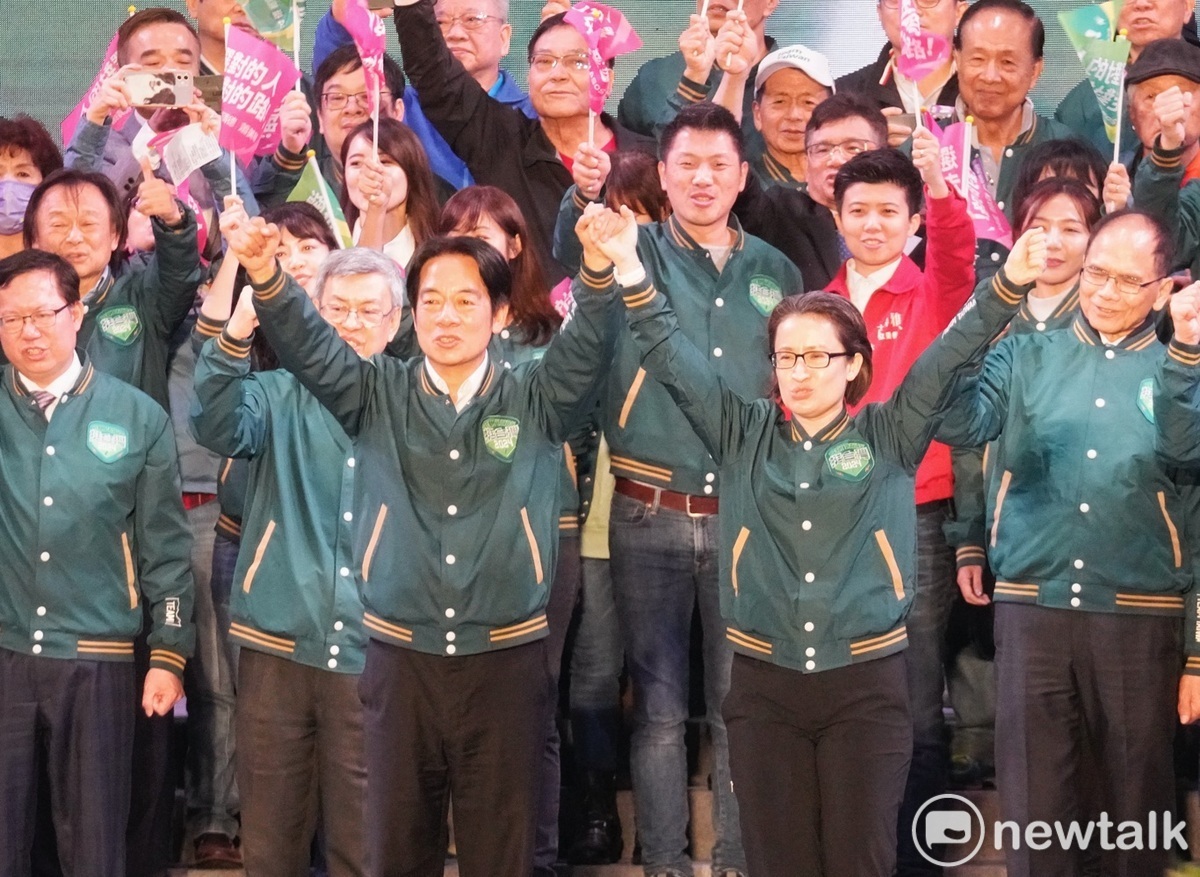 民進黨正副總統候選人賴清德、蕭美琴在全國競總成立大會上高舉雙手和支持者一起高喊凍蒜。 圖：張良一/攝