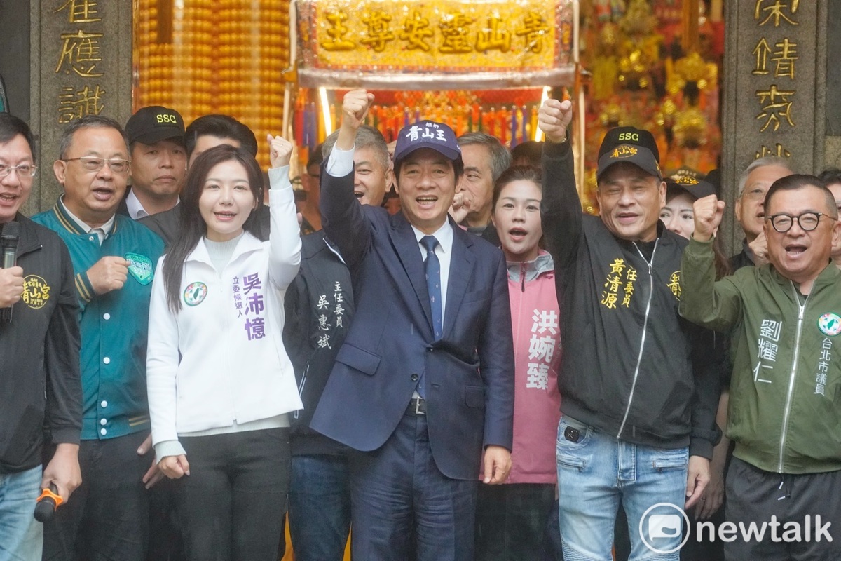 民進黨總統候選人賴清德到艋舺青山宮參香。 圖：張良一/攝