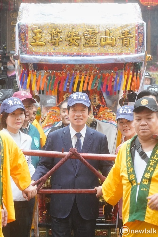 民進黨總統候選人賴清德到艋舺青山宮參香。 圖：張良一/攝