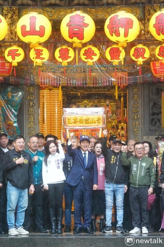 民進黨總統候選人賴清德到艋舺青山宮參香。 圖：張良一/攝