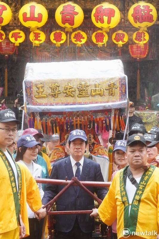 民進黨總統候選人賴清德到艋舺青山宮參香。 圖：張良一/攝