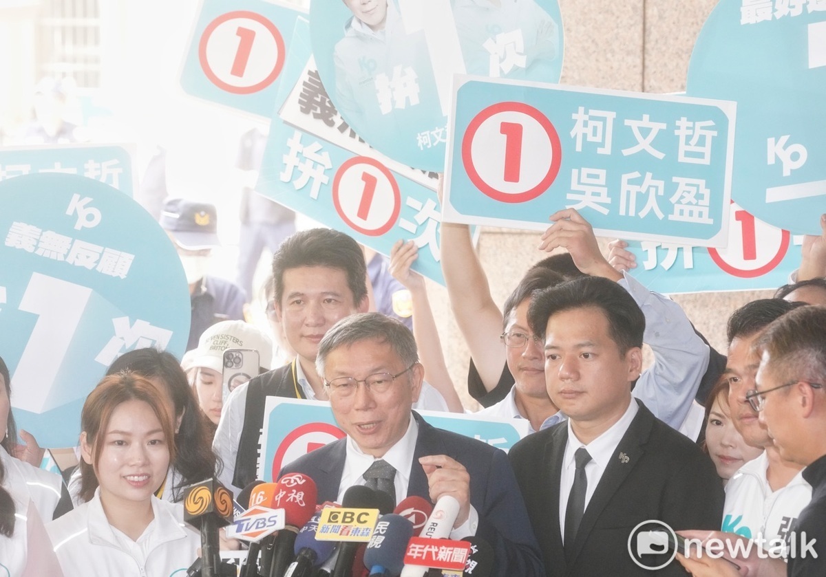 中選會舉辦總統副總統候選人號次抽籤，民眾黨總統候選人柯文哲抽到籤王1號。 圖：張良一/攝