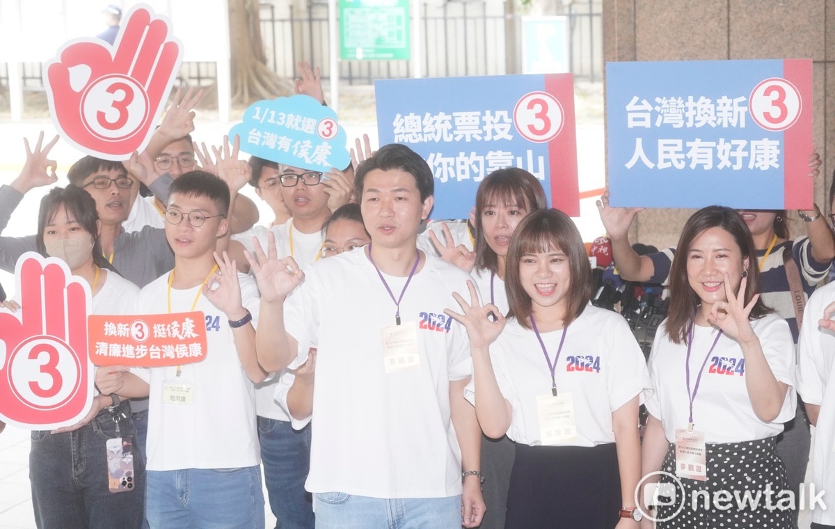 中選會舉辦總統副總統候選人號次抽籤，國民黨總統候選人侯友宜，由侯辦發言人李利貞代抽抽中3號。 圖：張良一/攝