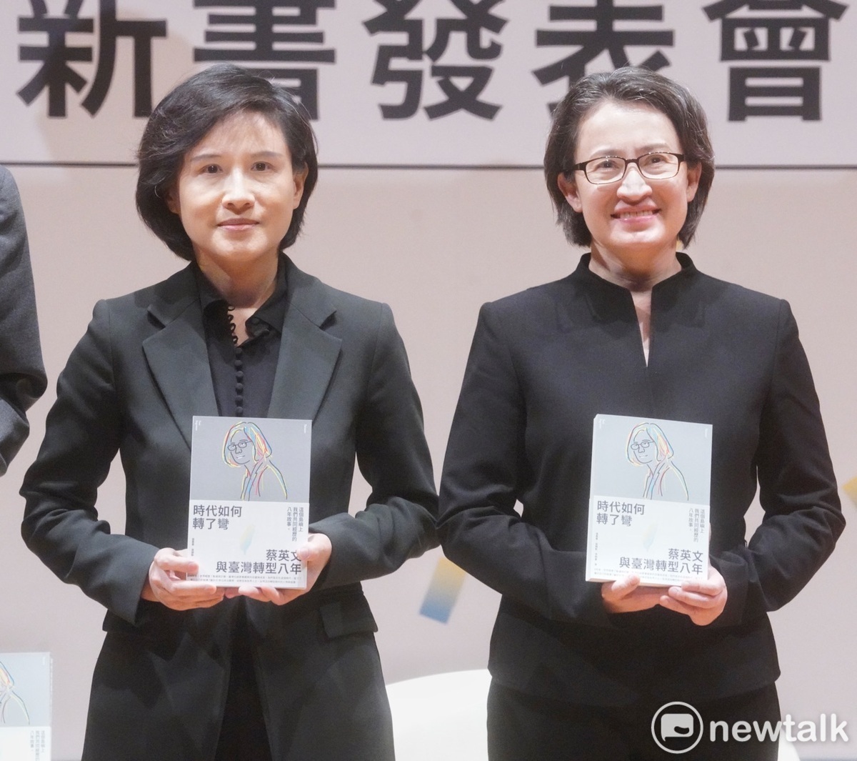 民進黨副總統候選人蕭美琴、青平台董事長鄭麗君出席《時代如何轉了彎：蔡英文與台灣轉型八年》新書發表會。 圖：張良一/攝