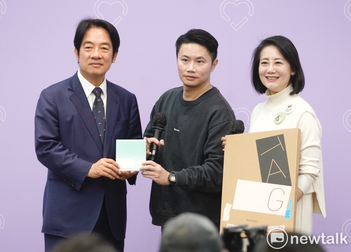 民進黨總統候選人賴清德出席文化界相挺賴清德、吳思瑤大會，並接受設計師聶永真的設計作品。 圖：張良一/攝