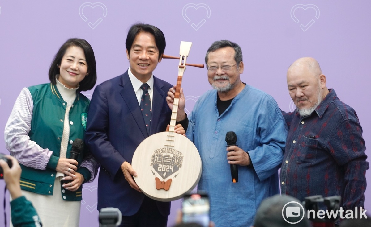 民進黨總統候選人賴清德出席文化界相挺賴清德、吳思瑤大會，並接受音樂人陳明章致贈的月琴。 圖：張良一/攝