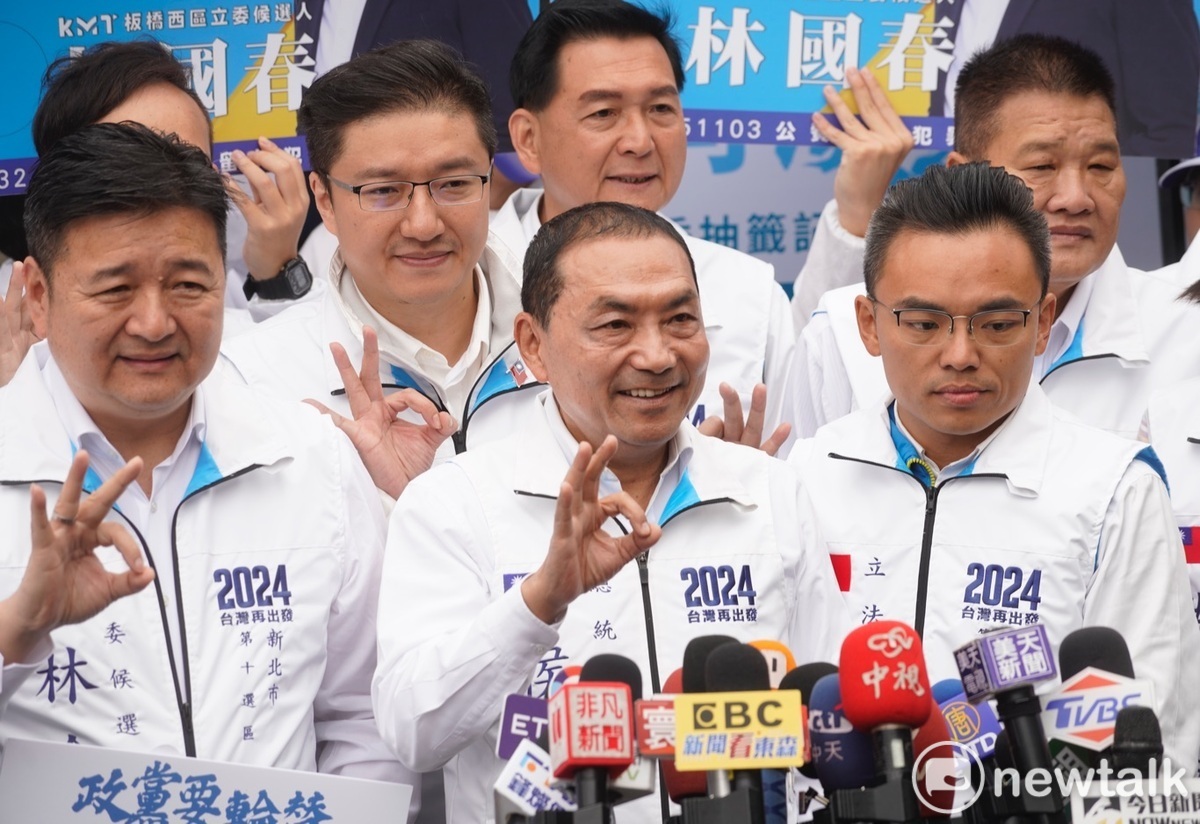 國民黨總統候選人侯友宜陪同國民黨籍新北市立委候選人號次抽籤。 圖：張良一/攝