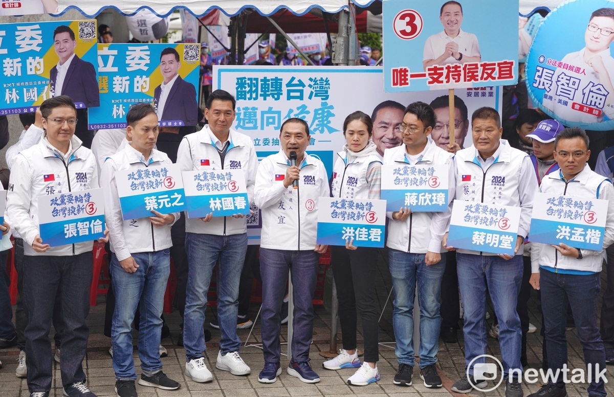 國民黨總統候選人侯友宜陪同國民黨籍新北市立委候選人號次抽籤。 圖：張良一/攝