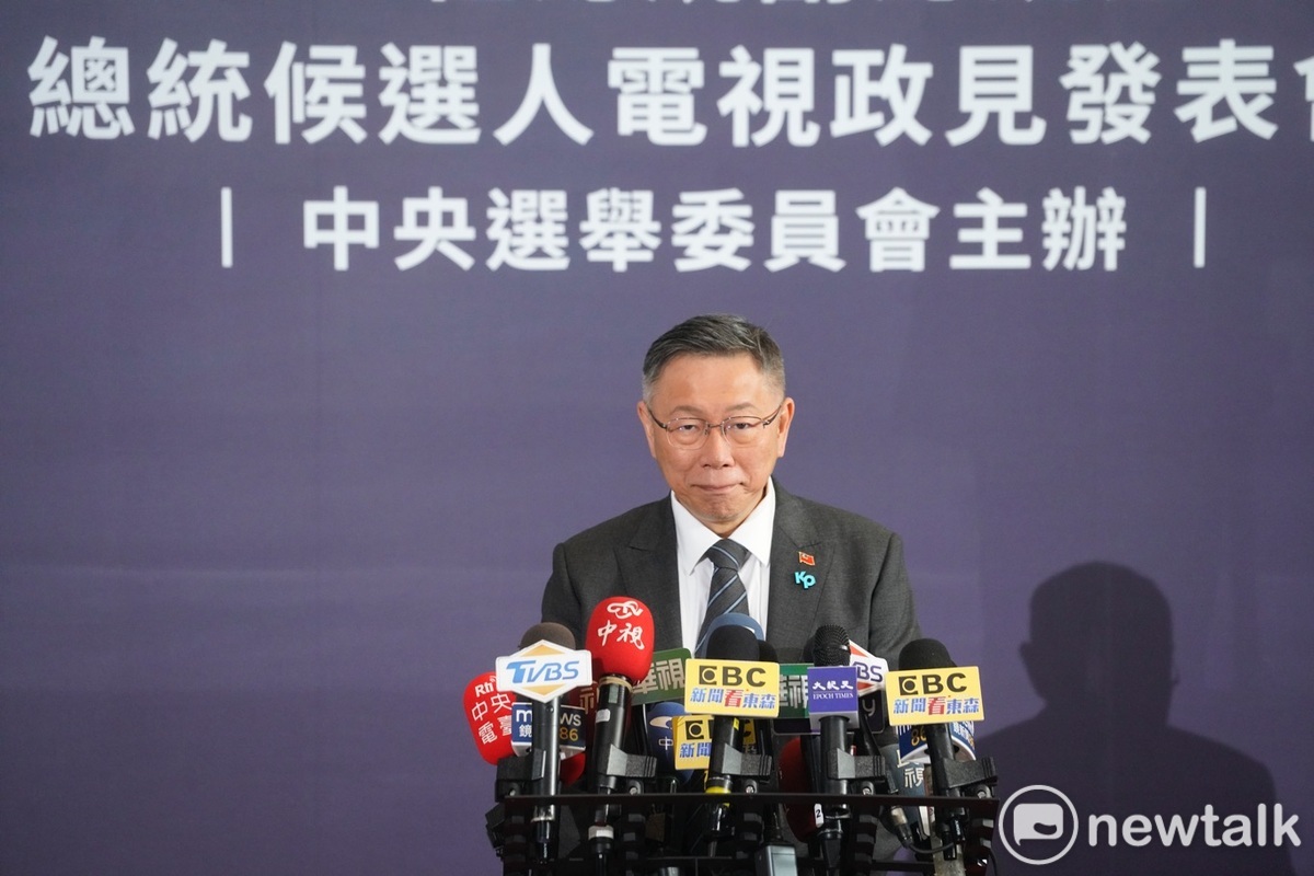 民眾黨總統候選人柯文哲在電視政見發表會後，回答媒體提問。 圖：張良一 / 攝