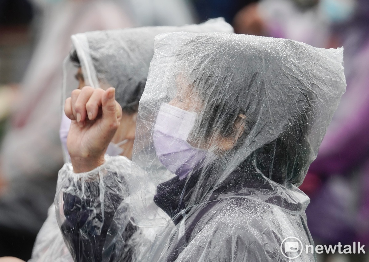 這週有2波冷氣團南下，全台有感降溫。氣象專家吳德榮指出，北台灣愈晚愈冷，今夜至明晨，本島平地最低溫下探10度。（濕冷示意圖） 圖：張良一／攝（資料照）