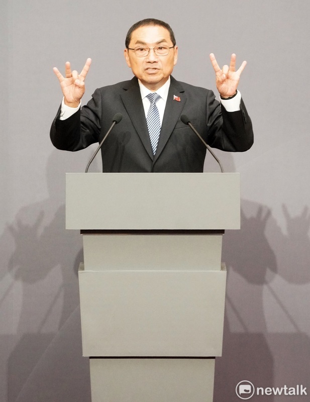 侯友宜比出「喜樂手勢」，認為台灣應該是要「你好、我好、大家都好」，希望大家都能團結一起， 選舉才有意義。 圖：張良一/攝