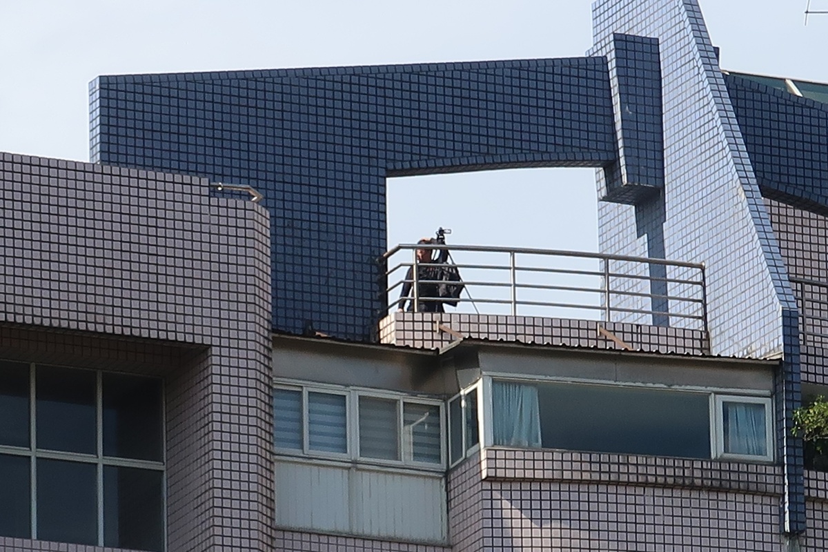 公視對面大樓有特勤警戒監視 圖：林朝億/攝