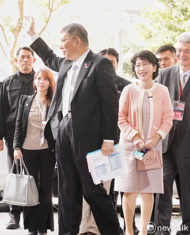 民眾黨總統候選人柯文哲在夫人陳佩琪的陪同下出席電視辯論會。 圖：張良一 / 攝