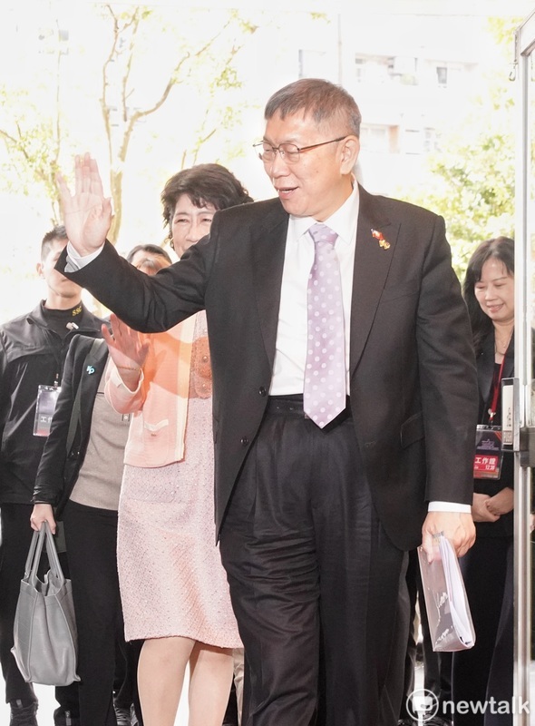 民眾黨總統候選人柯文哲在夫人陳佩琪的陪同下出席電視辯論會。 圖：張良一 / 攝
