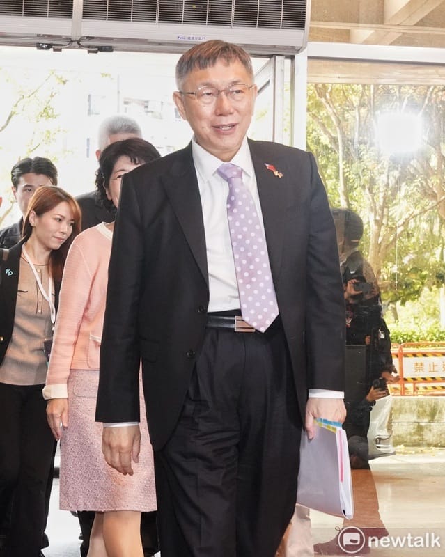 民眾黨總統候選人柯文哲在夫人陳佩琪的陪同下出席電視辯論會。 圖：張良一 / 攝