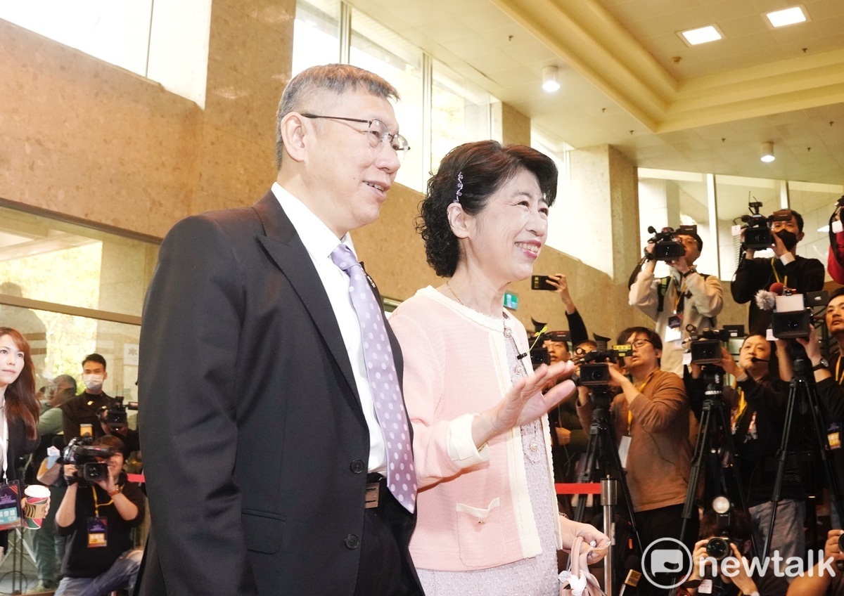 民眾黨總統候選人柯文哲在夫人陳佩琪的陪同下出席電視辯論會。 圖：張良一 / 攝