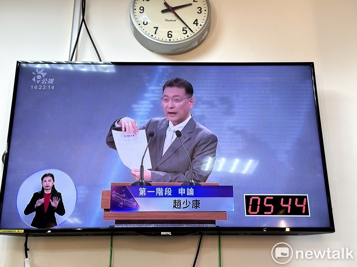 國民黨副總統候選人在副總統電視辯論會現場宣布辭去中廣董事長兼總經理職位。 圖：張良一/攝