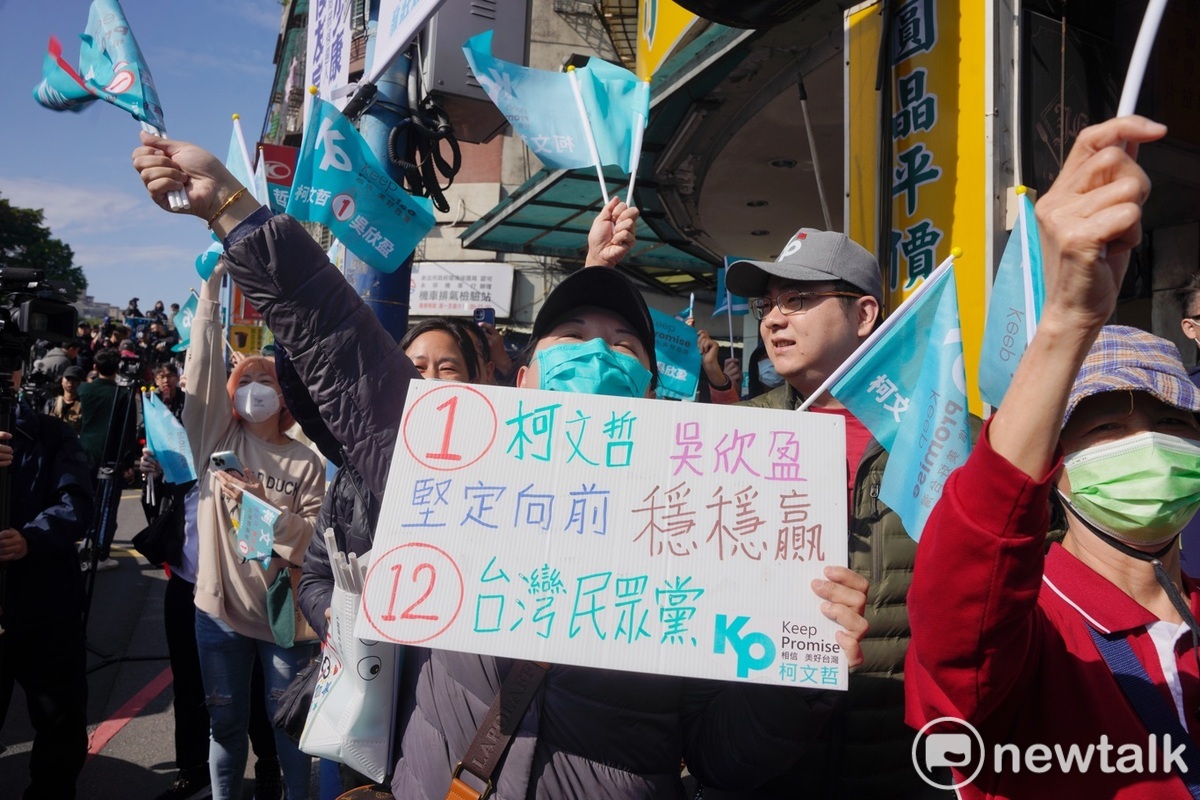民眾黨總統候選人柯文哲今從競選總部出發，在新莊市區大車掃。 圖：張良一/攝
