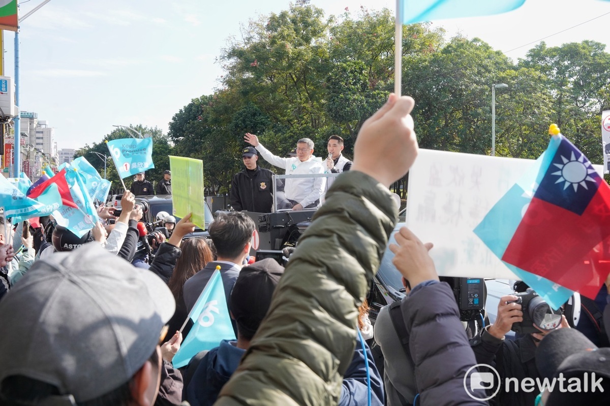 民眾黨總統候選人柯文哲今從競選總部出發，在新莊市區大車掃。 圖：張良一/攝