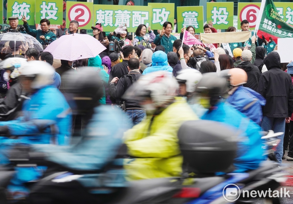 民進黨總統候選人賴清德和北市立委候選人在台北小巨蛋前，和全國22縣市同步站進行路口行動。 圖：張良一/攝
