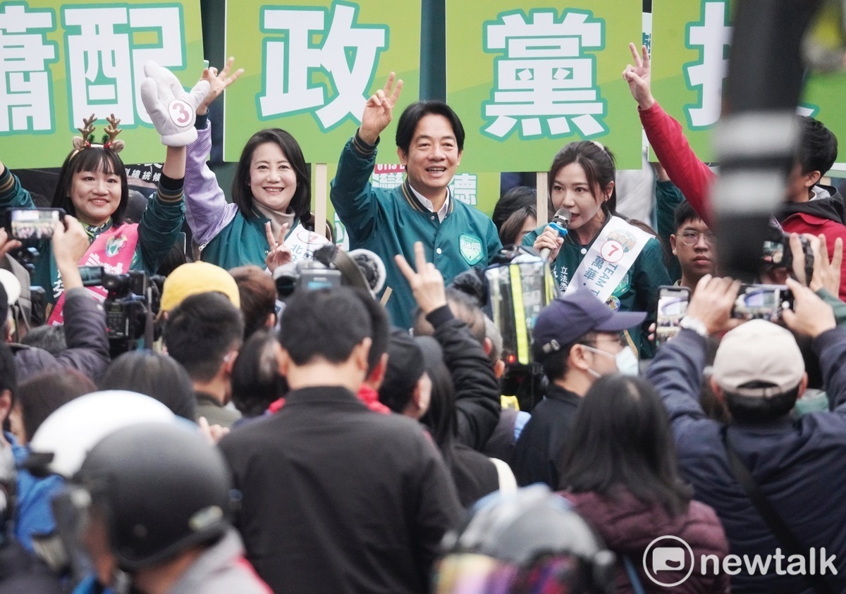 民進黨總統候選人賴清德和北市立委候選人在台北小巨蛋前，和全國22縣市同步站進行路口行動。 圖：張良一/攝