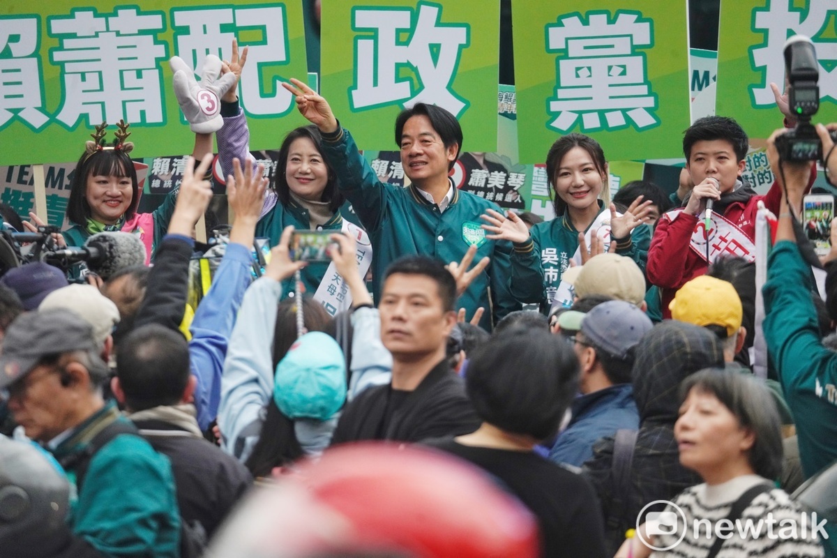 民進黨總統候選人賴清德和北市立委候選人在台北小巨蛋前，和全國22縣市同步站進行路口行動。 圖：張良一/攝