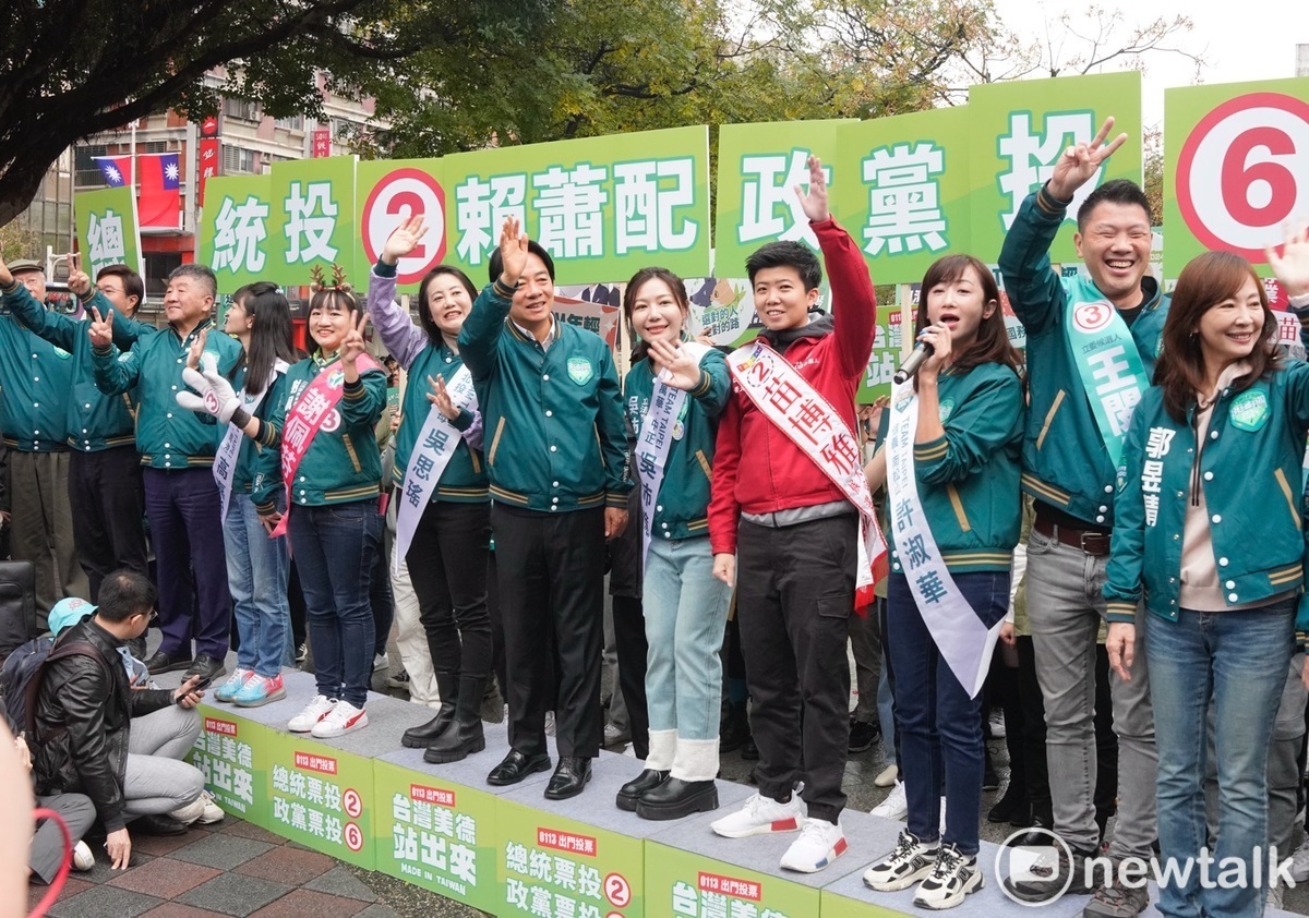 民進黨總統候選人賴清德和北市立委候選人在台北小巨蛋前，和全國22縣市同步站進行路口行動。 圖：張良一 / 攝（資料照）