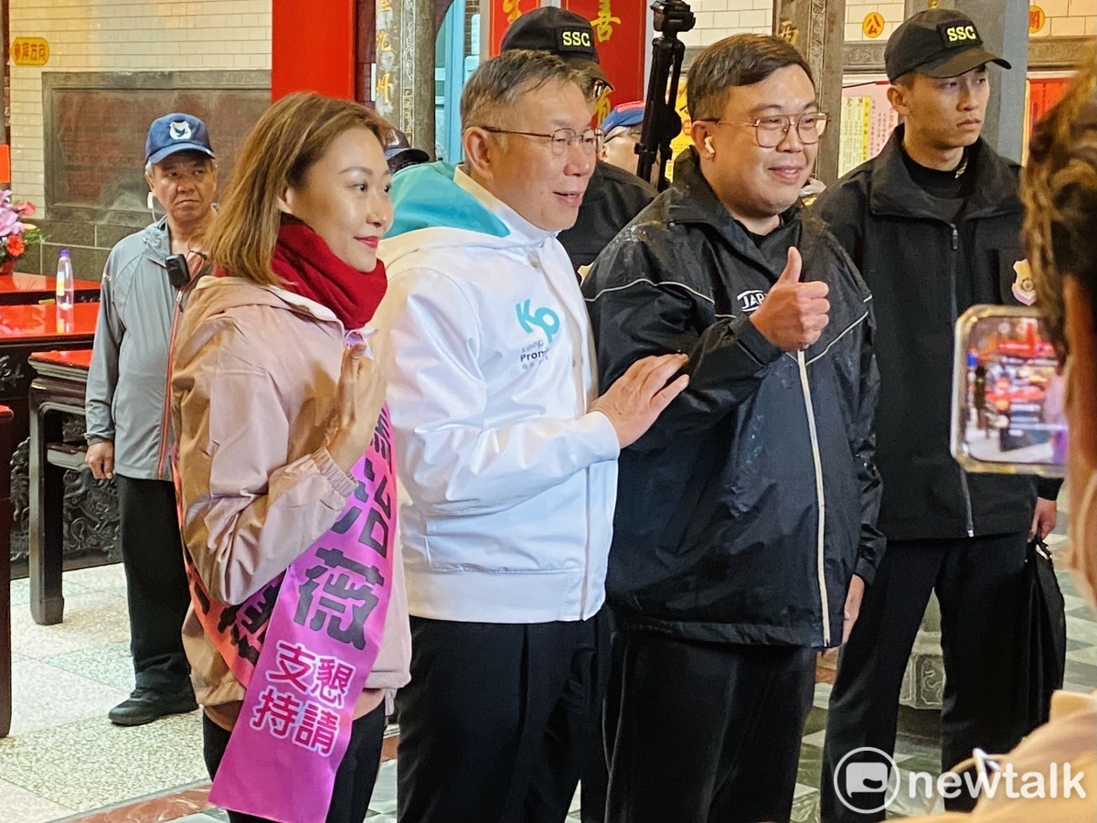 民眾黨總統候選人柯文哲、無黨籍桃園市立委候選人馬治薇與支持者合影。 圖：周煊惠 / 攝（資料照）