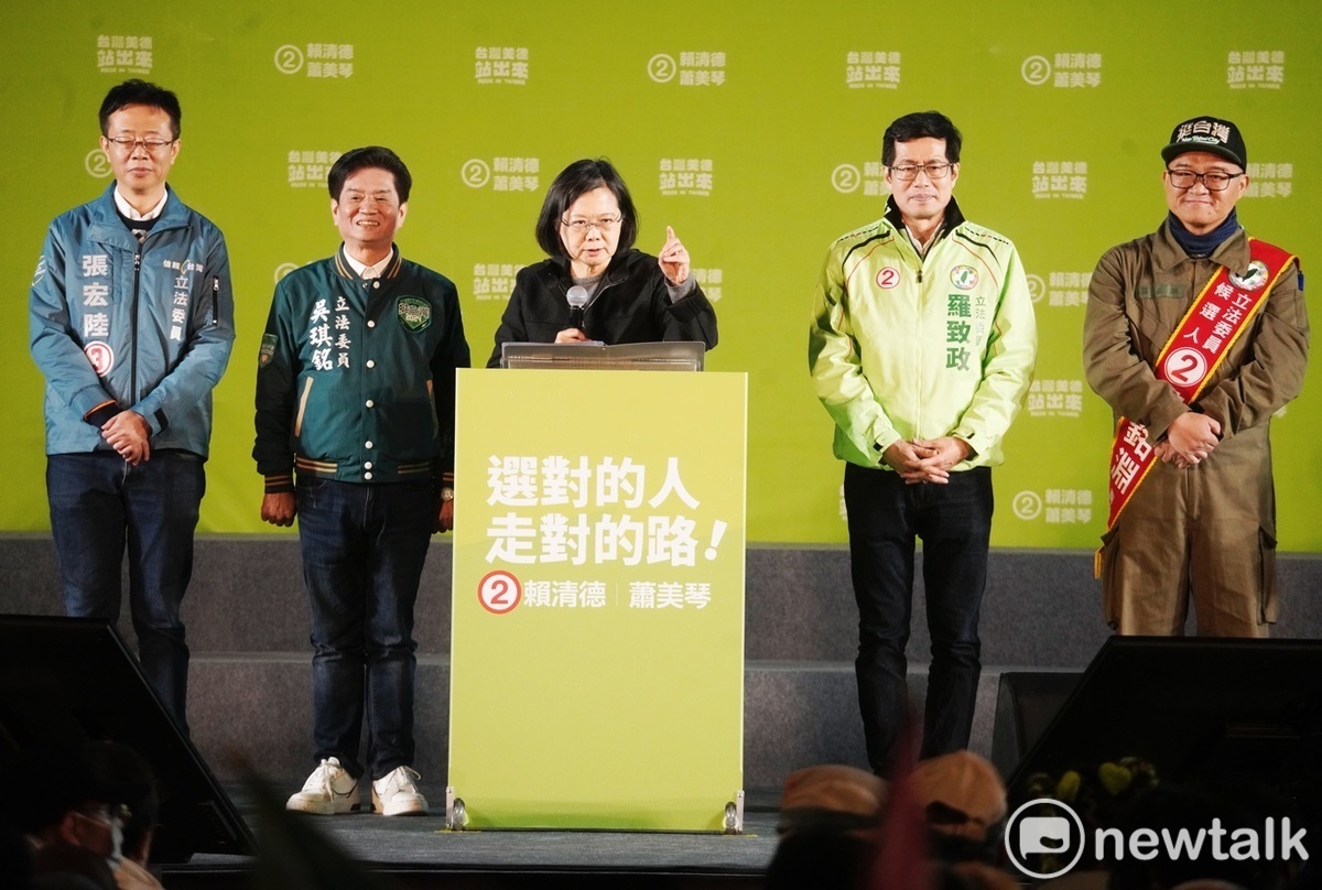 總統蔡英文參加在新北土城舉行的民進黨總統大選造勢晚會。 圖：張良一/攝