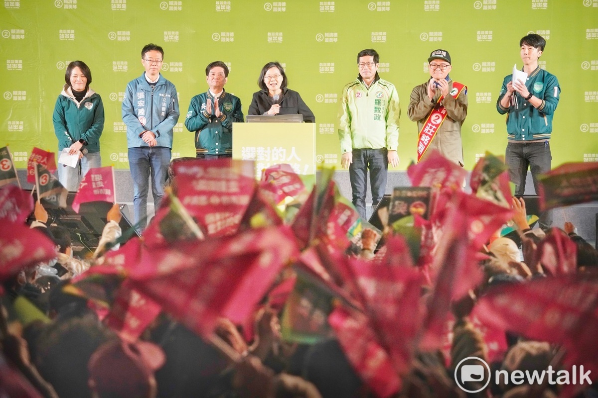 總統蔡英文參加在新北土城舉行的民進黨總統大選造勢晚會。 圖：張良一/攝