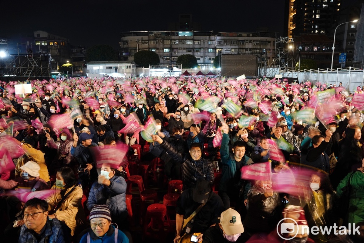 近萬名支持者參加在新北土城舉行的民進黨總統大選造勢晚會。 圖：張良一/攝