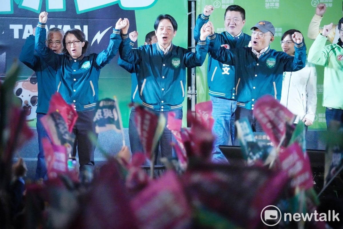 賴清德、蕭美琴和蘇貞昌等人出席在土城舉行的首場大型造勢晚會。 圖：張良一/攝