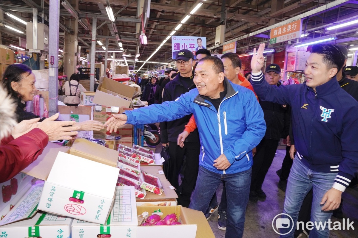 國民黨總統候選人侯友宜在台北市長蔣萬安的陪同下，到台北農產第一果菜批發市場拜票。 圖：張良一/攝