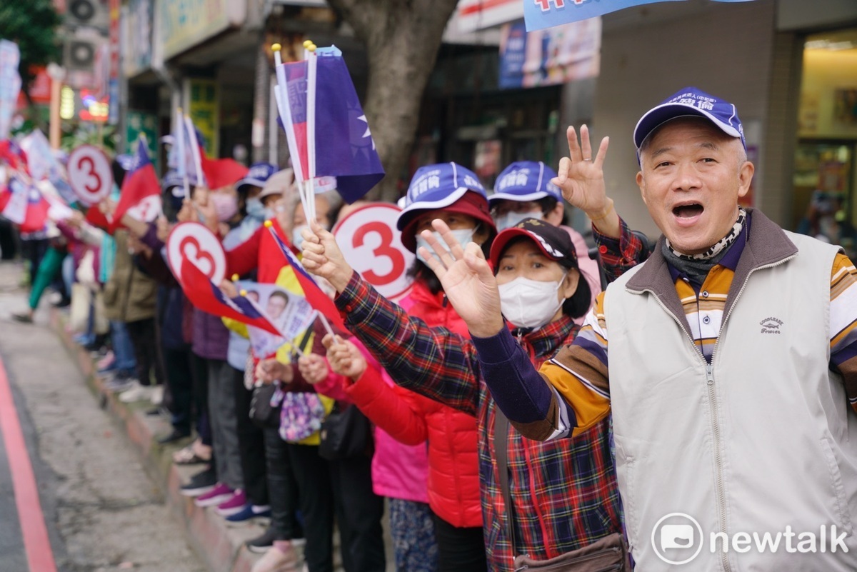 侯友宜在新北中和掃街拜票，沿路不少民眾手比ok、夾道高喊「凍蒜」。 圖：張良一/攝