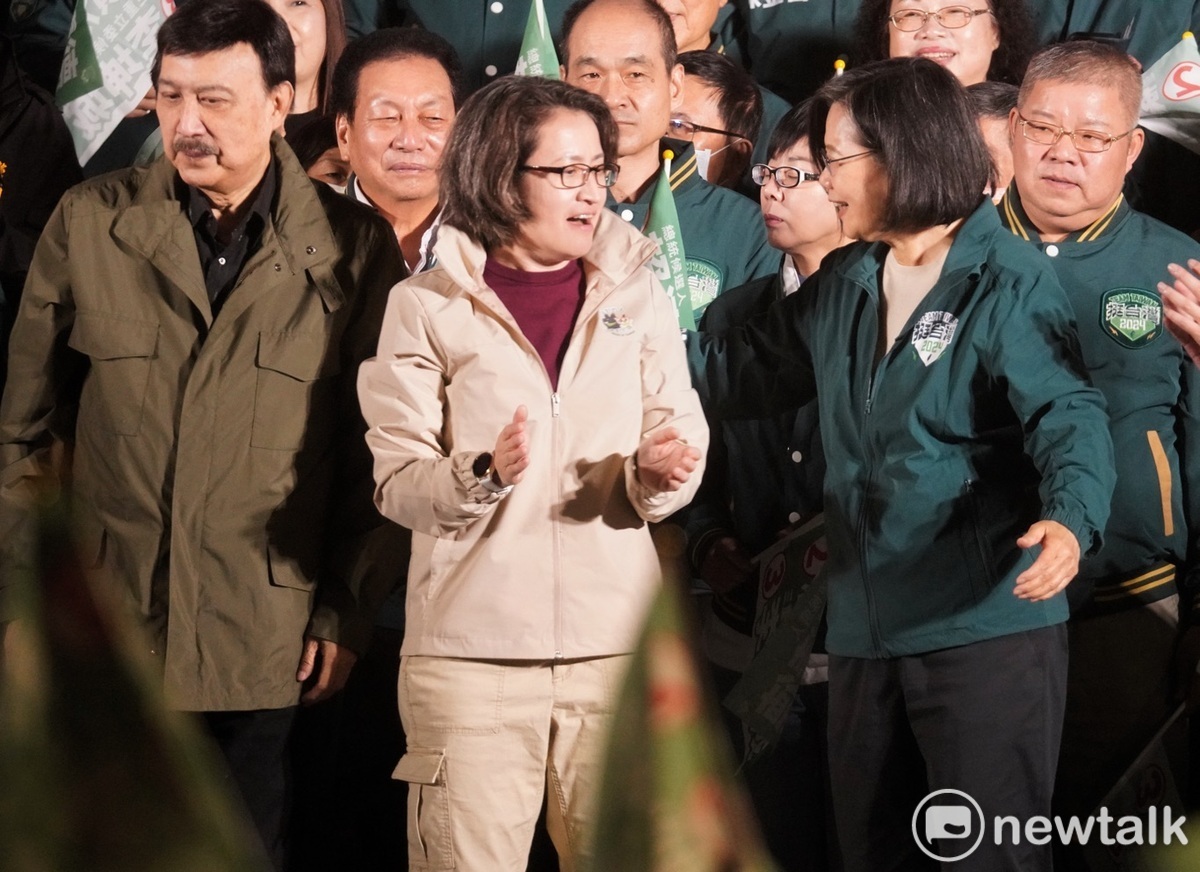 總統蔡英文、民進黨副總統候選人蕭美琴、新北市黨部主委余天為民進黨三重立委候選人李坤城站台。 圖：張良一/攝