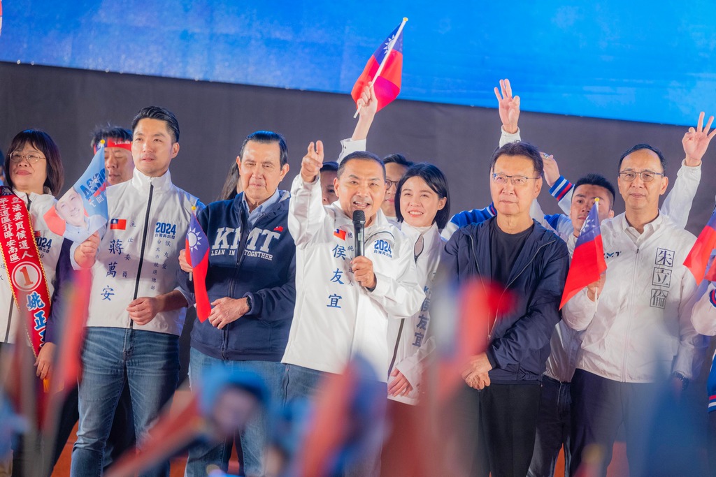 國民黨總統候選人侯友宜和藍營大咖出席「台南團結勝利大會」。 圖：侯友宜競選辦公室提供
