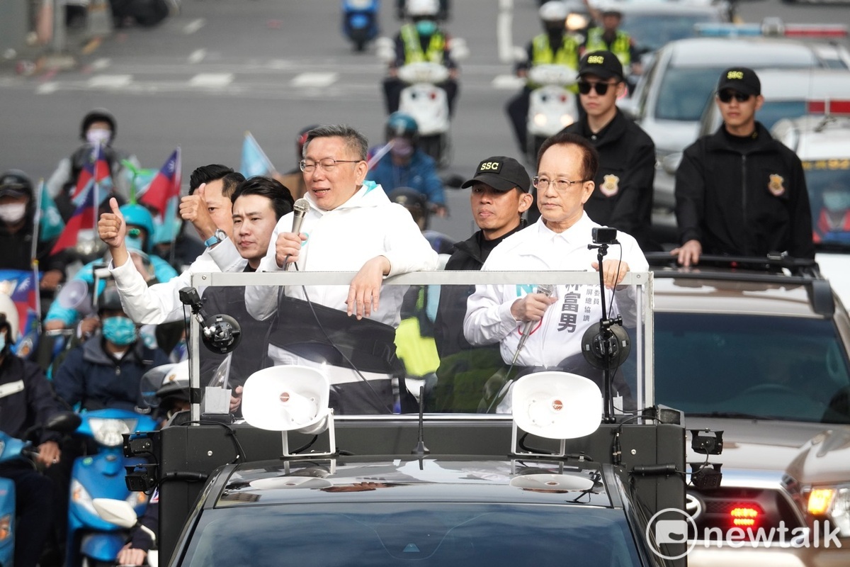 民眾黨總統候選人柯文哲今（7）早在高雄市區掃街拜票。 圖：張良一 / 攝