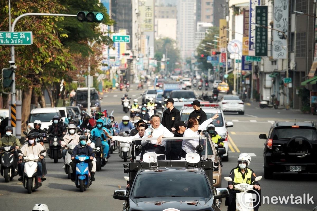 民眾黨總統候選人柯文哲今(7)早在高雄市區掃街拜票。 圖：張良一 / 攝